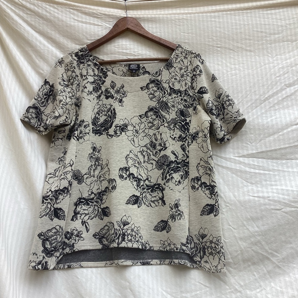 bobeau tan Short-Sleeve Top with Black Floral Print, size large